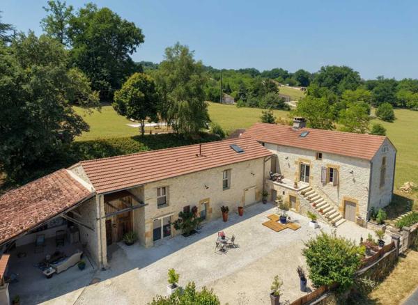 Maison ancienne - Gourdon EXCLUSIVITE - SECTEUR CAZALS - Charme et authenticité pour cet ancien Corps de Ferme Quercynois restauré sur 2251 m² arborés avec piscine