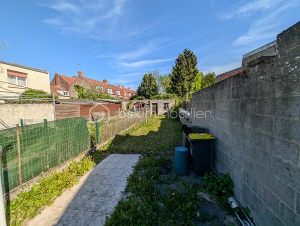 ♻️ Pompe à chaleur Air-Eau NEUVE installer en Mai 2026 ♻️

Idéalement située dans un secteur recherché sur Hénin-Beaumont, à deux pas de toutes les commodités (commerces, écoles, transports). 
Cette maison de 85 m² saura vous séduire par son potentiel et ses volumes généreux !

Dès l’entrée, découvrez une belle pièce de vie lumineuse de 30 m², parfaite pour recevoir famille et amis dans une ambiance chaleureuse. Dans son prolongement, une grande cuisine équipée de 17 m² vous offre un espace convivial et fonctionnel pour vos repas du quotidien.

À l’étage, vous profiterez de deux chambres spacieuses de 10 m² et 18 m², idéales pour un couple, une petite famille ou un espace bureau confortable.

🌿 Les + qui font la différence :

- Pompe à chaleur Air-Eau NEUVE installer en Mai 2026 ♻️ 
- Une salle de bain spacieuse et lumineuse 
- Combles aménager  
- Un agréable jardin pour vos moments de détente en extérieur avec une petite dépendance pour le stockage 
- Une cave de 12 m², parfaite pour le stockage
- Un emplacement pratique et recherché

💡 Maison idéale pour un premier achat ou un futur investissement !

👉 Une opportunité à ne pas manquer — contactez moi dès maintenant pour une visite !