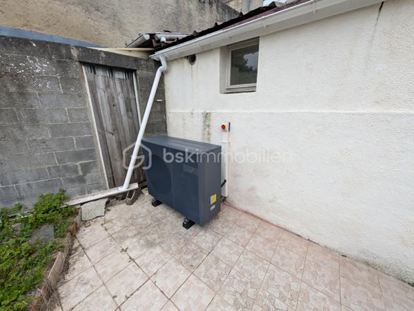 ♻️ Pompe à chaleur Air-Eau NEUVE installer en Mai 2026 ♻️

Idéalement située dans un secteur recherché sur Hénin-Beaumont, à deux pas de toutes les commodités (commerces, écoles, transports). 
Cette maison de 85 m² saura vous séduire par son potentiel et ses volumes généreux !

Dès l’entrée, découvrez une belle pièce de vie lumineuse de 30 m², parfaite pour recevoir famille et amis dans une ambiance chaleureuse. Dans son prolongement, une grande cuisine équipée de 17 m² vous offre un espace convivial et fonctionnel pour vos repas du quotidien.

À l’étage, vous profiterez de deux chambres spacieuses de 10 m² et 18 m², idéales pour un couple, une petite famille ou un espace bureau confortable.

🌿 Les + qui font la différence :

- Pompe à chaleur Air-Eau NEUVE installer en Mai 2026 ♻️ 
- Une salle de bain spacieuse et lumineuse 
- Combles aménager  
- Un agréable jardin pour vos moments de détente en extérieur avec une petite dépendance pour le stockage 
- Une cave de 12 m², parfaite pour le stockage
- Un emplacement pratique et recherché

💡 Maison idéale pour un premier achat ou un futur investissement !

👉 Une opportunité à ne pas manquer — contactez moi dès maintenant pour une visite !