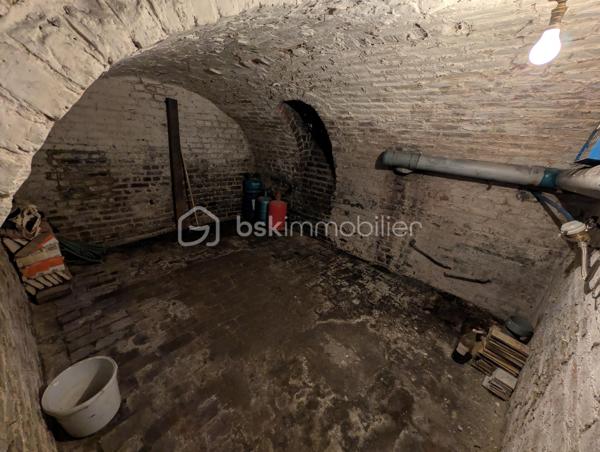 ♻️ Pompe à chaleur Air-Eau NEUVE installer en Mai 2026 ♻️

Idéalement située dans un secteur recherché sur Hénin-Beaumont, à deux pas de toutes les commodités (commerces, écoles, transports). 
Cette maison de 85 m² saura vous séduire par son potentiel et ses volumes généreux !

Dès l’entrée, découvrez une belle pièce de vie lumineuse de 30 m², parfaite pour recevoir famille et amis dans une ambiance chaleureuse. Dans son prolongement, une grande cuisine équipée de 17 m² vous offre un espace convivial et fonctionnel pour vos repas du quotidien.

À l’étage, vous profiterez de deux chambres spacieuses de 10 m² et 18 m², idéales pour un couple, une petite famille ou un espace bureau confortable.

🌿 Les + qui font la différence :

- Pompe à chaleur Air-Eau NEUVE installer en Mai 2026 ♻️ 
- Une salle de bain spacieuse et lumineuse 
- Combles aménager  
- Un agréable jardin pour vos moments de détente en extérieur avec une petite dépendance pour le stockage 
- Une cave de 12 m², parfaite pour le stockage
- Un emplacement pratique et recherché

💡 Maison idéale pour un premier achat ou un futur investissement !

👉 Une opportunité à ne pas manquer — contactez moi dès maintenant pour une visite !