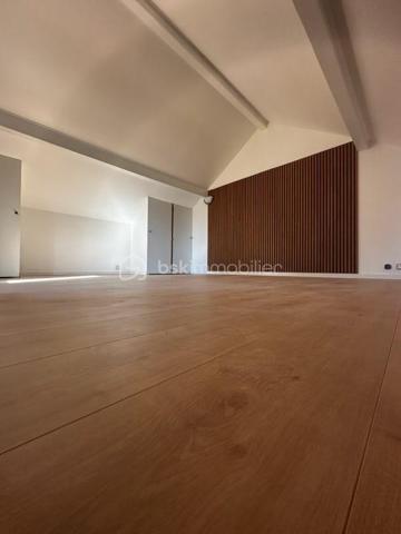 Envie de vivre au rythme du Sud-Ouest, entre dynamisme du centre et douceur de vivre landaise ? Cet appartement idéalement situé en plein cœur de Castets n’attend que vous !

 Un emplacement privilégié:
À deux pas des commerces, écoles et services, profitez d’un quotidien sans contrainte. Et pour les amoureux de l’océan : les magnifiques plages landaises sont à seulement quelques minutes !

 Un intérieur séduisant et lumineux
Dès l’entrée, laissez-vous charmer par une belle pièce de vie spacieuse, baignée de lumière, avec cuisine moderne ouverte. Un espace convivial, parfait pour recevoir ou se détendre.
Côté nuit, une grande chambre avec placard vous offre confort et tranquillité.
Une salle d’eau élégante et fonctionnelle complète l’ensemble.

 LE VRAI PLUS QUI FAIT TOUTE LA DIFFÉRENCE
Un terrain privatif d’environ 200 m² en plein centre-ville ! Un atout rare pour profiter de l’extérieur : jardin, terrasse, coin détente… à vous d’imaginer votre havre de paix.

 Pourquoi vous allez l’adorer ?
✔ Emplacement central recherché
✔ Extérieur rare et précieux
✔ Luminosité et fonctionnalité
✔ Proximité immédiate de l’océan

 Une opportunité unique sur le secteur !
Parfait pour une résidence principale, un pied-à-terre ou un investissement.

📞 Ne tardez pas ! Contactez-moi dès maintenant pour une visite