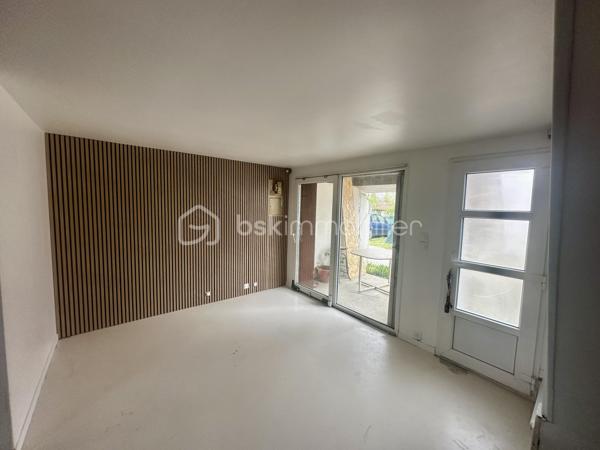 Envie de vivre au rythme du Sud-Ouest, entre dynamisme du centre et douceur de vivre landaise ? Cet appartement idéalement situé en plein cœur de Castets n’attend que vous !

 Un emplacement privilégié:
À deux pas des commerces, écoles et services, profitez d’un quotidien sans contrainte. Et pour les amoureux de l’océan : les magnifiques plages landaises sont à seulement quelques minutes !

 Un intérieur séduisant et lumineux
Dès l’entrée, laissez-vous charmer par une belle pièce de vie spacieuse, baignée de lumière, avec cuisine moderne ouverte. Un espace convivial, parfait pour recevoir ou se détendre.
Côté nuit, une grande chambre avec placard vous offre confort et tranquillité.
Une salle d’eau élégante et fonctionnelle complète l’ensemble.

 LE VRAI PLUS QUI FAIT TOUTE LA DIFFÉRENCE
Un terrain privatif d’environ 200 m² en plein centre-ville ! Un atout rare pour profiter de l’extérieur : jardin, terrasse, coin détente… à vous d’imaginer votre havre de paix.

 Pourquoi vous allez l’adorer ?
✔ Emplacement central recherché
✔ Extérieur rare et précieux
✔ Luminosité et fonctionnalité
✔ Proximité immédiate de l’océan

 Une opportunité unique sur le secteur !
Parfait pour une résidence principale, un pied-à-terre ou un investissement.

📞 Ne tardez pas ! Contactez-moi dès maintenant pour une visite