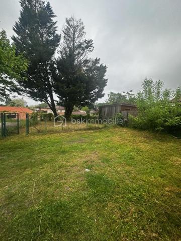 Envie de vivre au rythme du Sud-Ouest, entre dynamisme du centre et douceur de vivre landaise ? Cet appartement idéalement situé en plein cœur de Castets n’attend que vous !

 Un emplacement privilégié:
À deux pas des commerces, écoles et services, profitez d’un quotidien sans contrainte. Et pour les amoureux de l’océan : les magnifiques plages landaises sont à seulement quelques minutes !

 Un intérieur séduisant et lumineux
Dès l’entrée, laissez-vous charmer par une belle pièce de vie spacieuse, baignée de lumière, avec cuisine moderne ouverte. Un espace convivial, parfait pour recevoir ou se détendre.
Côté nuit, une grande chambre avec placard vous offre confort et tranquillité.
Une salle d’eau élégante et fonctionnelle complète l’ensemble.

 LE VRAI PLUS QUI FAIT TOUTE LA DIFFÉRENCE
Un terrain privatif d’environ 200 m² en plein centre-ville ! Un atout rare pour profiter de l’extérieur : jardin, terrasse, coin détente… à vous d’imaginer votre havre de paix.

 Pourquoi vous allez l’adorer ?
✔ Emplacement central recherché
✔ Extérieur rare et précieux
✔ Luminosité et fonctionnalité
✔ Proximité immédiate de l’océan

 Une opportunité unique sur le secteur !
Parfait pour une résidence principale, un pied-à-terre ou un investissement.

📞 Ne tardez pas ! Contactez-moi dès maintenant pour une visite