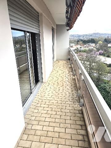 Appartement de 74 m² avec balcon, garage et cave.