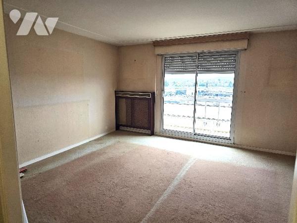 Appartement de 74 m² avec balcon, garage et cave.