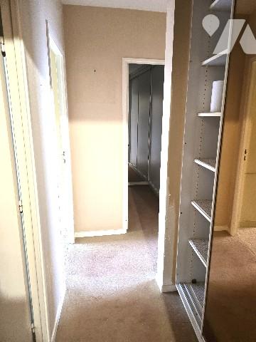 Appartement de 74 m² avec balcon, garage et cave.