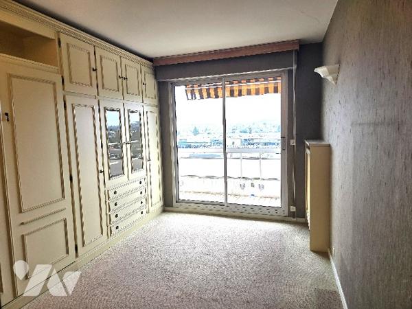 Appartement de 74 m² avec balcon, garage et cave.