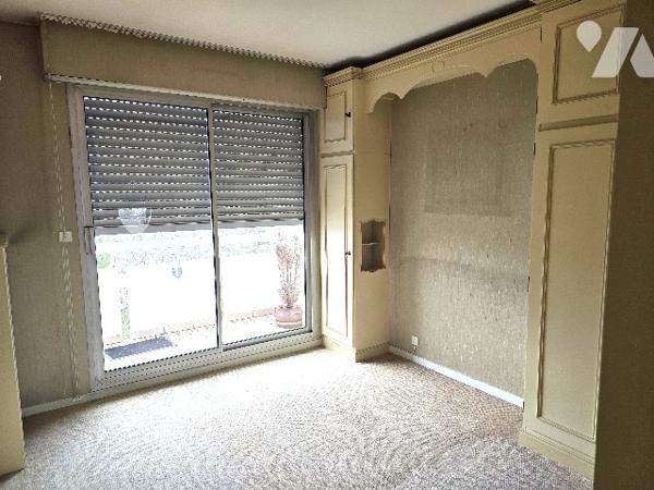 Appartement de 74 m² avec balcon, garage et cave.