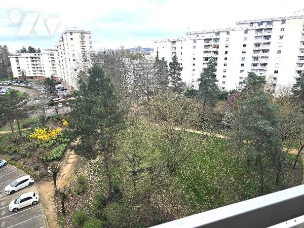 Appartement de 74 m² avec balcon, garage et cave.