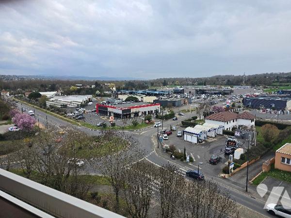 Appartement de 74 m² avec balcon, garage et cave.