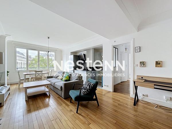 Paris 17 - Place de Clichy - Superbe 2 pièces de 63 m² lumineux, étage élevé avec ascenseur, charme de l'ancien, vue dégagée