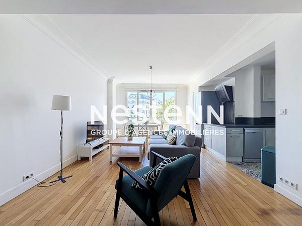 Paris 17 - Place de Clichy - Superbe 2 pièces de 63 m² lumineux, étage élevé avec ascenseur, charme de l'ancien, vue dégagée