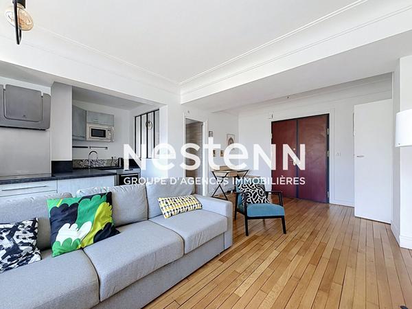 Paris 17 - Place de Clichy - Superbe 2 pièces de 63 m² lumineux, étage élevé avec ascenseur, charme de l'ancien, vue dégagée