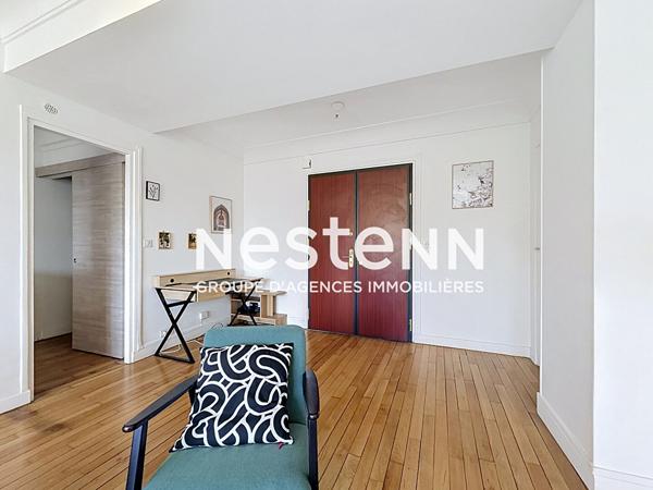 Paris 17 - Place de Clichy - Superbe 2 pièces de 63 m² lumineux, étage élevé avec ascenseur, charme de l'ancien, vue dégagée