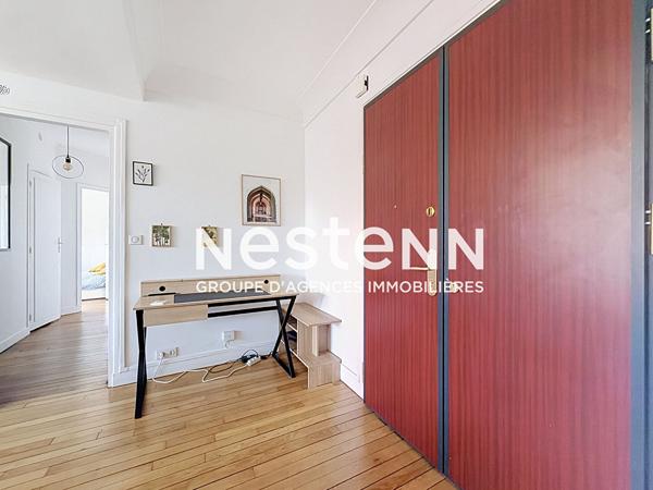 Paris 17 - Place de Clichy - Superbe 2 pièces de 63 m² lumineux, étage élevé avec ascenseur, charme de l'ancien, vue dégagée