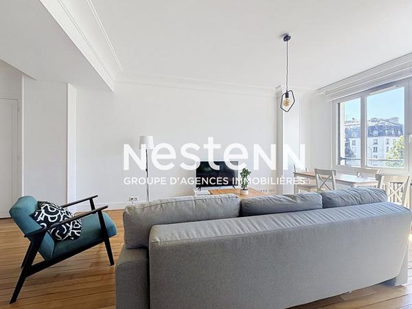 Paris 17 - Place de Clichy - Superbe 2 pièces de 63 m² lumineux, étage élevé avec ascenseur, charme de l'ancien, vue dégagée
