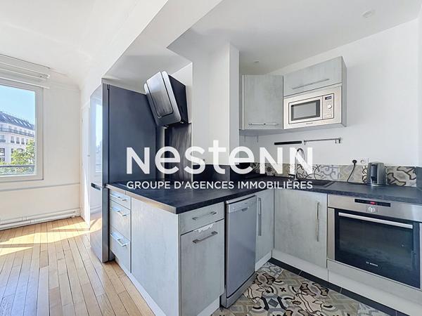 Paris 17 - Place de Clichy - Superbe 2 pièces de 63 m² lumineux, étage élevé avec ascenseur, charme de l'ancien, vue dégagée