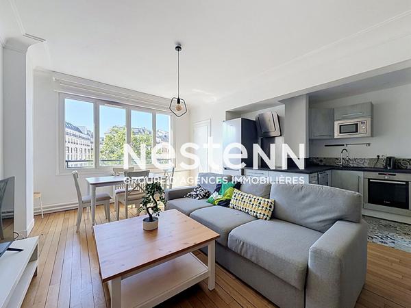Paris 17 - Place de Clichy - Superbe 2 pièces de 63 m² lumineux, étage élevé avec ascenseur, charme de l'ancien, vue dégagée