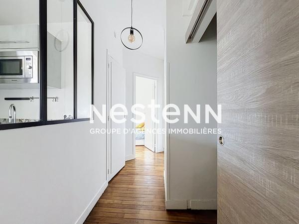 Paris 17 - Place de Clichy - Superbe 2 pièces de 63 m² lumineux, étage élevé avec ascenseur, charme de l'ancien, vue dégagée