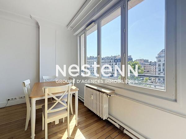 Paris 17 - Place de Clichy - Superbe 2 pièces de 63 m² lumineux, étage élevé avec ascenseur, charme de l'ancien, vue dégagée