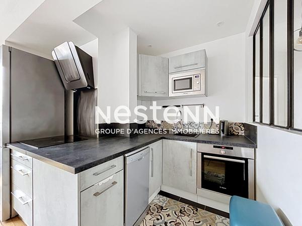 Paris 17 - Place de Clichy - Superbe 2 pièces de 63 m² lumineux, étage élevé avec ascenseur, charme de l'ancien, vue dégagée