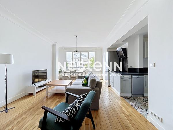 Paris 17 - Place de Clichy - Superbe 2 pièces de 63 m² lumineux, étage élevé avec ascenseur, charme de l'ancien, vue dégagée