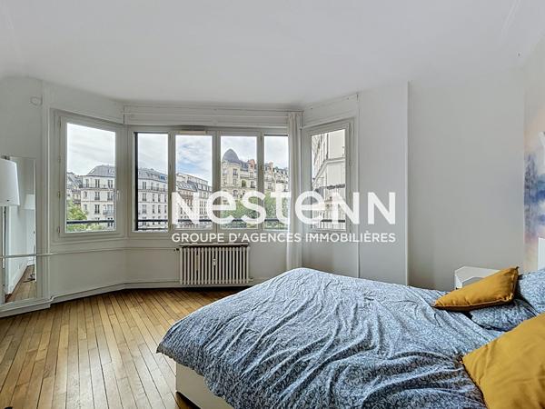 Paris 17 - Place de Clichy - Superbe 2 pièces de 63 m² lumineux, étage élevé avec ascenseur, charme de l'ancien, vue dégagée