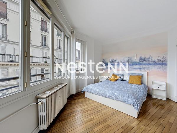 Paris 17 - Place de Clichy - Superbe 2 pièces de 63 m² lumineux, étage élevé avec ascenseur, charme de l'ancien, vue dégagée