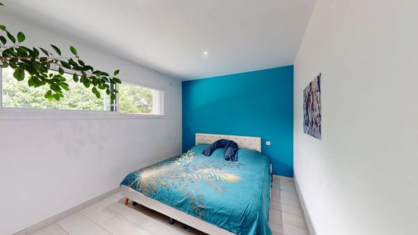 MAISON PLAIN PIED AVEC DOUBLE GARAGE ET PISCINE