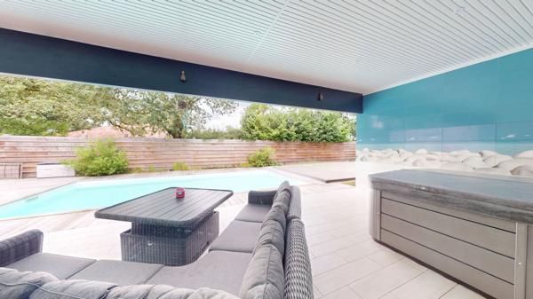 MAISON PLAIN PIED AVEC DOUBLE GARAGE ET PISCINE