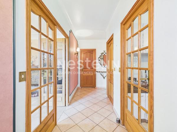 A Tournemire, vallée de la Doire, au pied du Chateau d'Anjony, à Vendre Maison de type 5 d'une surface de 155 m², avec jardin et garage.