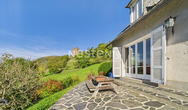 A Tournemire, vallée de la Doire, au pied du Chateau d'Anjony, à Vendre Maison de type 5 d'une surface de 155 m², avec jardin et garage.
