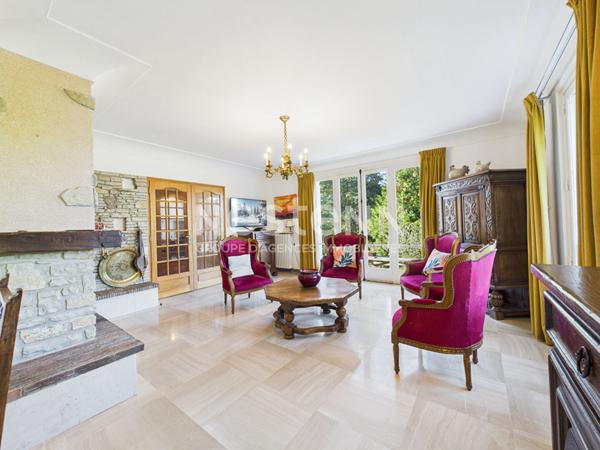 A Tournemire, vallée de la Doire, au pied du Chateau d'Anjony, à Vendre Maison de type 5 d'une surface de 155 m², avec jardin et garage.