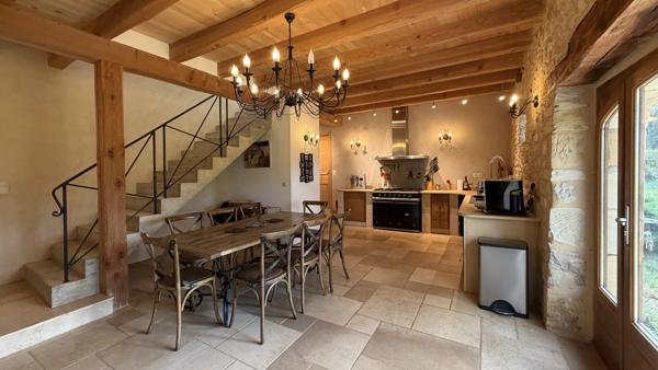 Vente                                                      Maison
                        
                                         250 m2                     à Gourdon