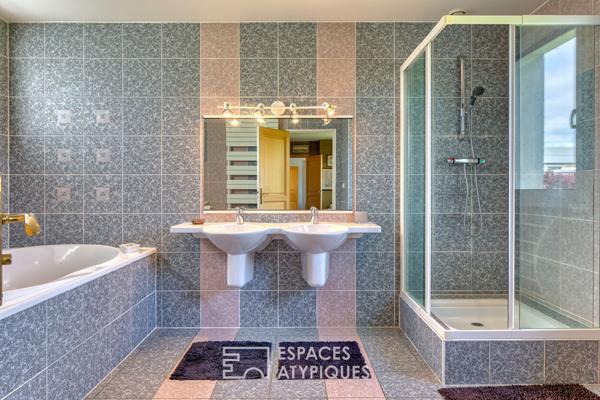 Maison de caractère abritée au coeur d’un jardin paysager d’exception