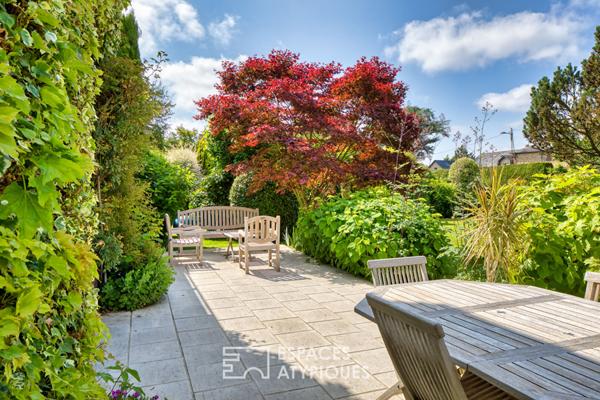 Maison de caractère abritée au coeur d’un jardin paysager d’exception