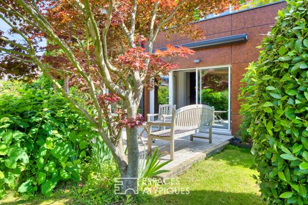 Maison de caractère abritée au coeur d’un jardin paysager d’exception