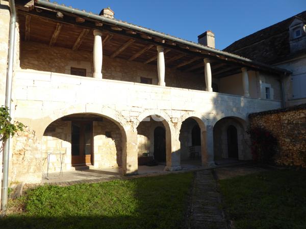 Jaure (24140) Très belle maison du 18 ème siècle, complètement refaite à neuf y compris isolation murs et toits, au calme av