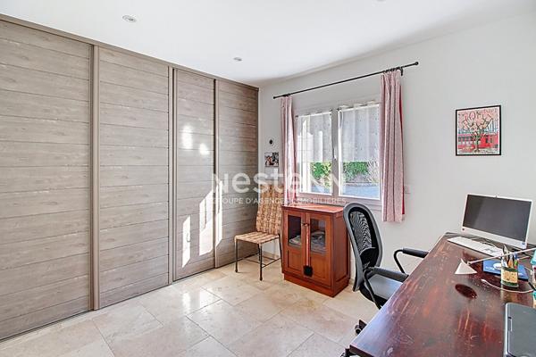 Villa contemporaine de 184m² avec 7 pièces sur un terrain de 2000m², vue panoramique, piscine et prestations haut de gamme.