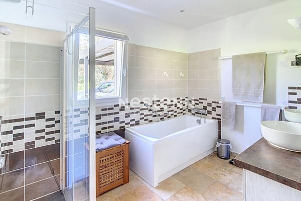 Villa contemporaine de 184m² avec 7 pièces sur un terrain de 2000m², vue panoramique, piscine et prestations haut de gamme.