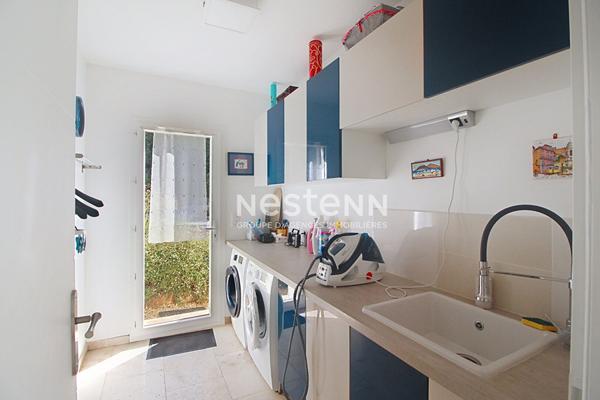 Villa contemporaine de 184m² avec 7 pièces sur un terrain de 2000m², vue panoramique, piscine et prestations haut de gamme.