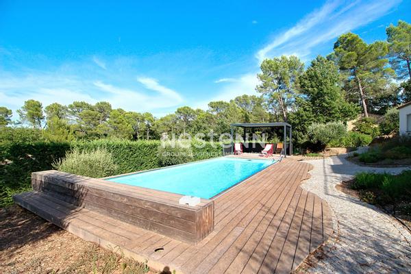 Villa contemporaine de 184m² avec 7 pièces sur un terrain de 2000m², vue panoramique, piscine et prestations haut de gamme.