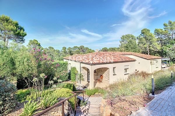 Villa contemporaine de 184m² avec 7 pièces sur un terrain de 2000m², vue panoramique, piscine et prestations haut de gamme.