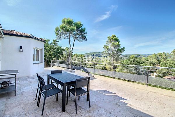 Villa contemporaine de 184m² avec 7 pièces sur un terrain de 2000m², vue panoramique, piscine et prestations haut de gamme.