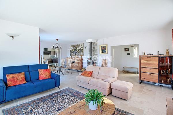 Villa contemporaine de 184m² avec 7 pièces sur un terrain de 2000m², vue panoramique, piscine et prestations haut de gamme.