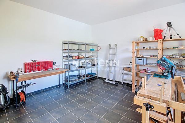 Villa contemporaine de 184m² avec 7 pièces sur un terrain de 2000m², vue panoramique, piscine et prestations haut de gamme.