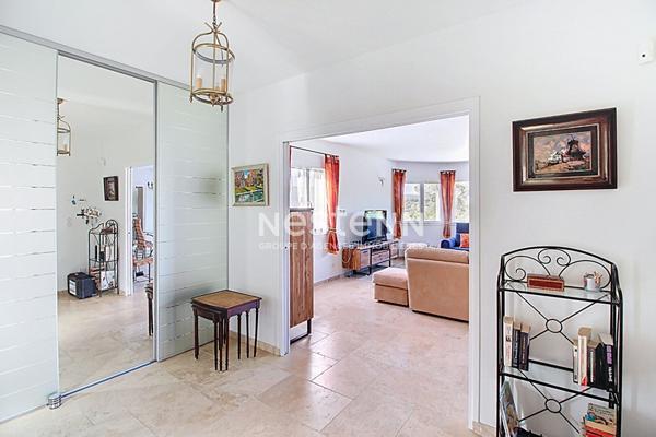 Villa contemporaine de 184m² avec 7 pièces sur un terrain de 2000m², vue panoramique, piscine et prestations haut de gamme.