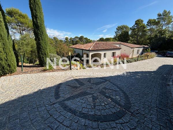 Villa contemporaine de 184m² avec 7 pièces sur un terrain de 2000m², vue panoramique, piscine et prestations haut de gamme.