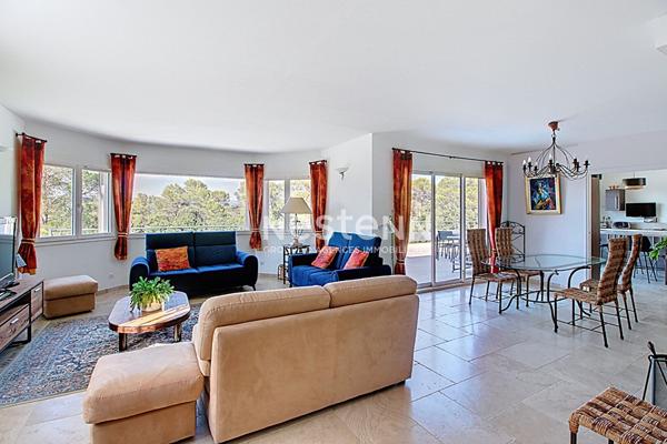 Villa contemporaine de 184m² avec 7 pièces sur un terrain de 2000m², vue panoramique, piscine et prestations haut de gamme.