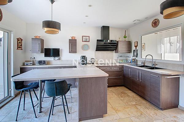 Villa contemporaine de 184m² avec 7 pièces sur un terrain de 2000m², vue panoramique, piscine et prestations haut de gamme.